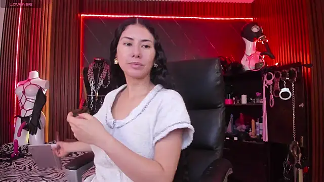 XiaQueen online show from 12-17-25, 01:17