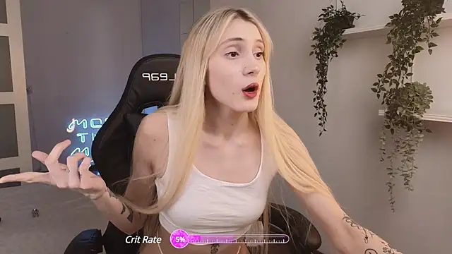 Snapshot of elliefrost chatting on 02-10-25, 01:03 elliefrost online show from 02-10-25, 01:03