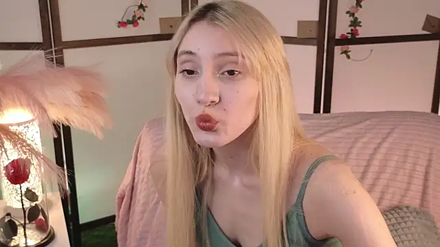 Snapshot of elliefrost chatting on 02-19-25, 12:57 elliefrost online show from 02-19-25, 12:57