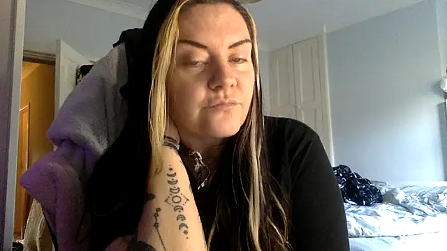 AureliaXOX online show from 02-06-25, 10:48