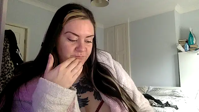 AureliaXOX online show from 02-14-25, 10:07