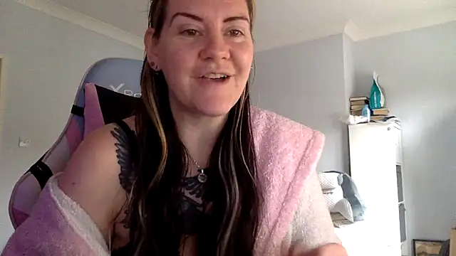 AureliaXOX online show from 02-16-25, 11:05