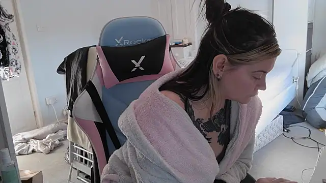 AureliaXOX online show from 03-02-25, 03:48