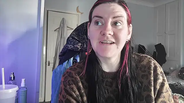 Snapshot of AureliaXOX chatting on 11-25-25, 10:04 AureliaXOX online show from 11-25-25, 10:04