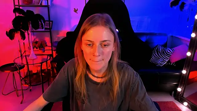 Snapshot of KiraMontoya chatting on 02-21-25, 05:42 KiraMontoya online show from 02-21-25, 05:42