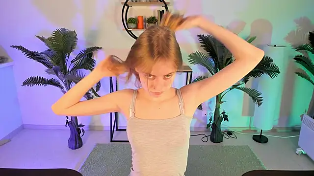 Snapshot of KiraMontoya chatting on 03-09-25, 05:06 KiraMontoya online show from 03-09-25, 05:06