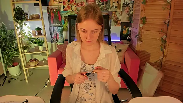 Snapshot of KiraMontoya chatting on 03-15-25, 05:48 KiraMontoya online show from 03-15-25, 05:48