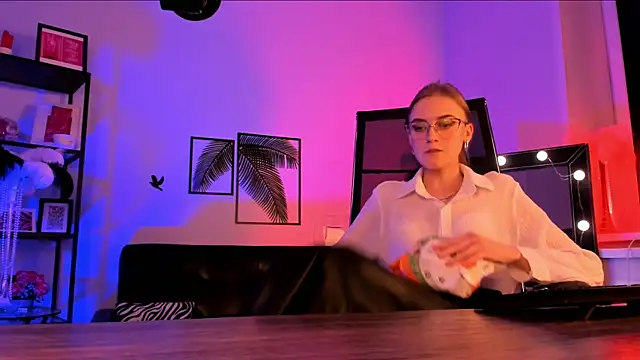 Snapshot of KiraMontoya chatting on 03-20-25, 12:08 KiraMontoya online show from 03-20-25, 12:08