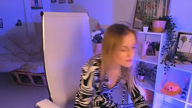 Snapshot of KiraMontoya chatting on 03-23-25, 12:15 KiraMontoya online show from 03-23-25, 12:15