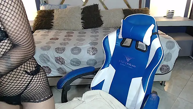 Snapshot of julieta_fn chatting on 03-15-25, 02:14 julieta fn online show from 03-15-25, 02:14