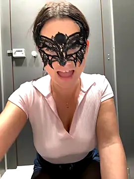 Snapshot of Loveblackzilla chatting on 11-14-25, 01:43 Loveblackzilla online show from 11-14-25, 01:43