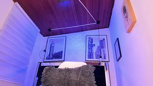 tylla  online show from 12-23-25, 04:21