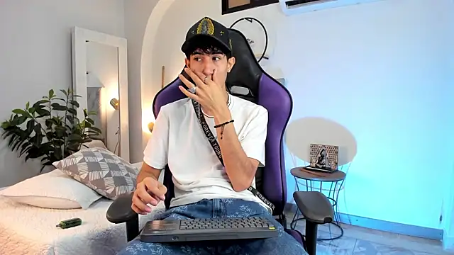 NovaaWheler online show from 02-11-25, 04:44