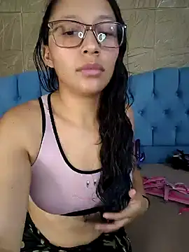 Snapshot of isabella_beauty_01 chatting on 02-10-25, 01:01 isabella beauty 01 online show from 02-10-25, 01:01