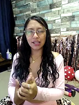 Snapshot of isabella_beauty_01 chatting on 02-15-25, 01:05 isabella beauty 01 online show from 02-15-25, 01:05