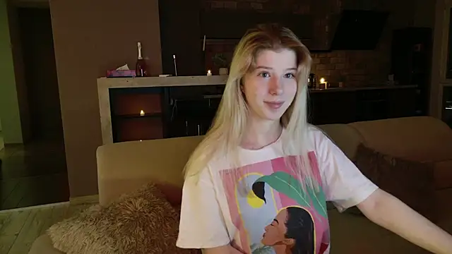 Snapshot of Bella_amory chatting on 02-07-25, 07:06 Bella amory online show from 02-07-25, 07:06