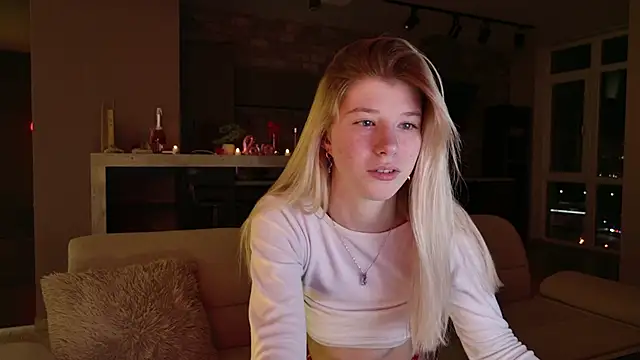 Snapshot of Bella_amory chatting on 02-24-25, 07:19 Bella amory online show from 02-24-25, 07:19