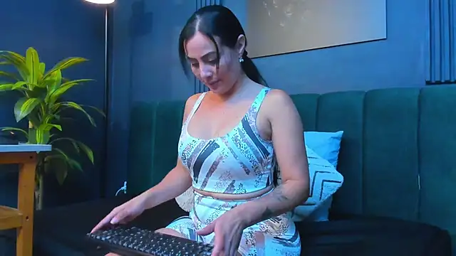 scarlet edwars online show from 11-17-25, 06:57