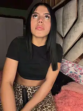 Snapshot of Laura-Khalifa chatting on 02-11-26, 06:18 Laura-Khalifa online show from 02-11-26, 06:18