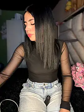 Snapshot of Laura-Khalifa chatting on 03-06-26, 05:48 Laura-Khalifa online show from 03-06-26, 05:48