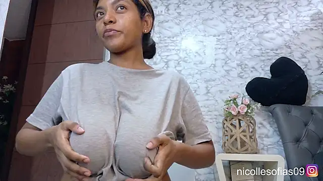 nicollesofia2 online show from 06-09-26, 05:24