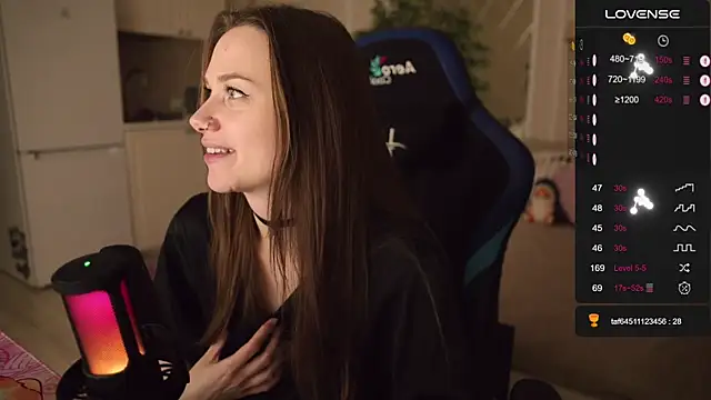 Snapshot of alexa_feels_ chatting on 10-12-25, 04:17 alexa feels online show from 10-12-25, 04:17