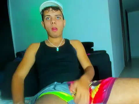 Snapshot of Alessandro_1610 chatting on 02-15-26, 06:43 Alessandro 1610 online show from 02-15-26, 06:43