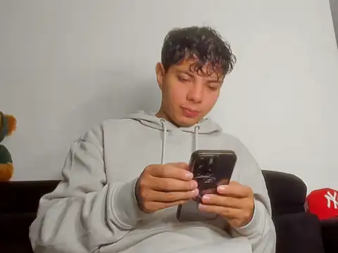 Snapshot of Alessandro_1610 chatting on 02-27-26, 05:51 Alessandro 1610 online show from 02-27-26, 05:51