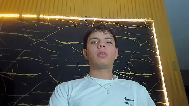 Snapshot of Alessandro_1610 chatting on 03-21-26, 03:00 Alessandro 1610 online show from 03-21-26, 03:00