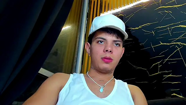 Snapshot of Alessandro_1610 chatting on 03-28-26, 04:56 Alessandro 1610 online show from 03-28-26, 04:56