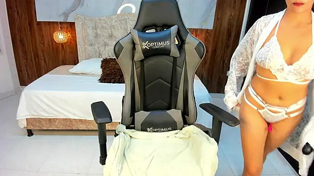 Holly 22 online show from 02-27-25, 12:02