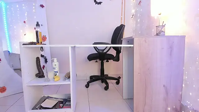 Emylyjonhs online show from 10-21-25, 08:20