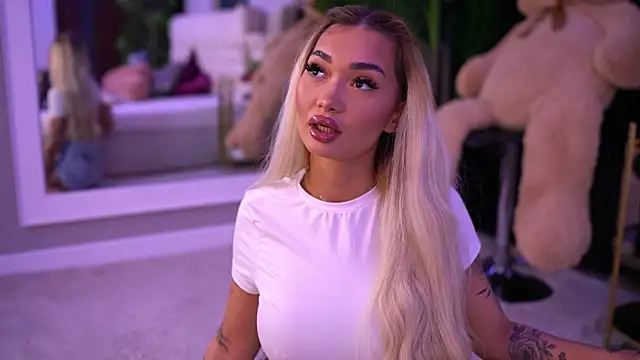 Snapshot of SashaFerrera chatting on 09-19-25, 06:41 SashaFerrera online show from 09-19-25, 06:41