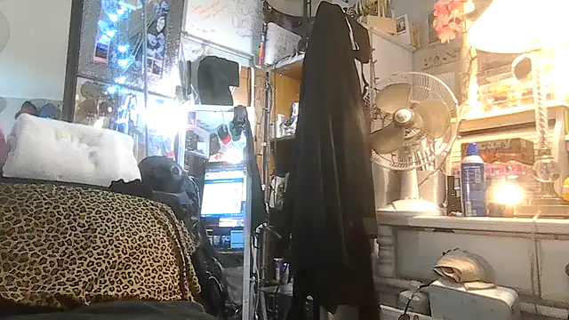 Snapshot of ShysluutGia chatting on 10-07-25, 09:28 ShysluutGia online show from 10-07-25, 09:28