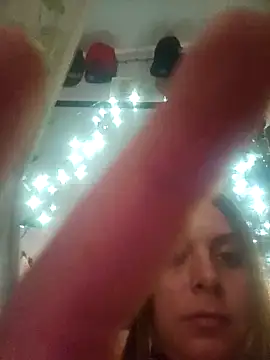 Snapshot of ShysluutGia chatting on 10-13-25, 09:59 ShysluutGia online show from 10-13-25, 09:59