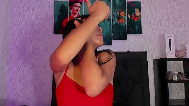 Selena fox7 online show from 10-29-25, 04:04