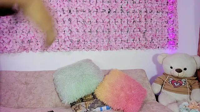 Lynda Bonnie online show from 11-03-25, 01:45