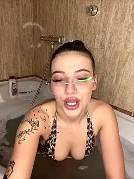 Snapshot of Foxy_Rosee chatting on 10-21-25, 06:30 Foxy Rosee online show from 10-21-25, 06:30