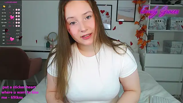 Snapshot of EmilyxxGraces chatting on 02-15-25, 09:48 EmilyxxGraces online show from 02-15-25, 09:48