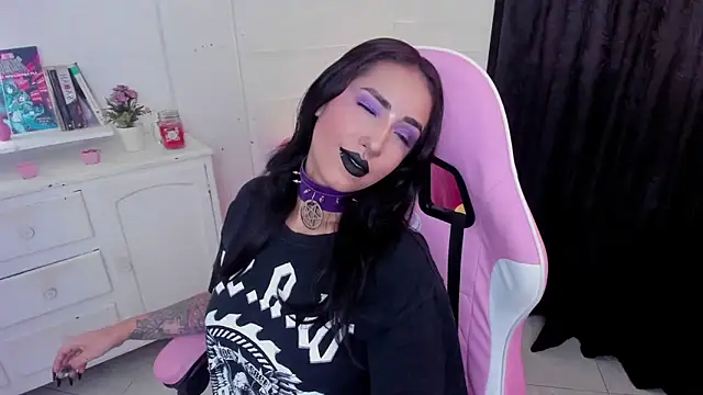 Snapshot of Nyx_Blackmoon chatting on 10-06-25, 01:30 Nyx Blackmoon online show from 10-06-25, 01:30