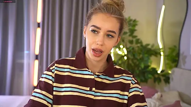 Snapshot of _Spring_Day_ chatting on 02-25-26, 08:13 Spring Day online show from 02-25-26, 08:13