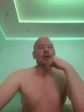 Krzysiekg123 online show from 02-08-26, 08:23