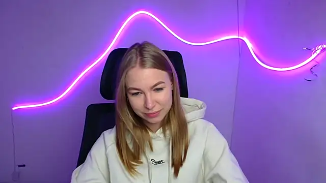 Snapshot of Dana_flowers chatting on 09-26-25, 05:22 Dana flowers online show from 09-26-25, 05:22