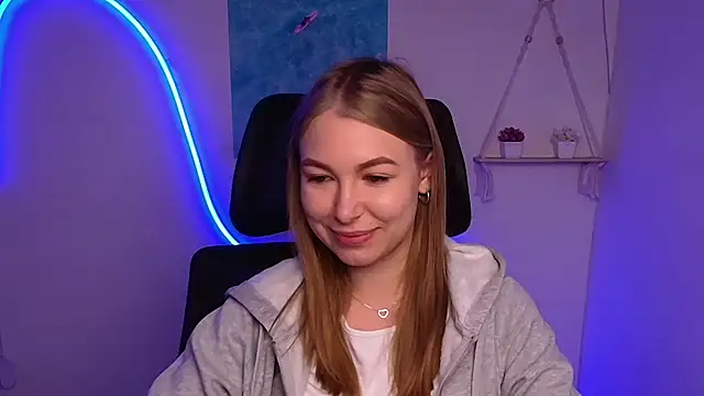 Snapshot of Dana_flowers chatting on 10-17-25, 05:32 Dana flowers online show from 10-17-25, 05:32