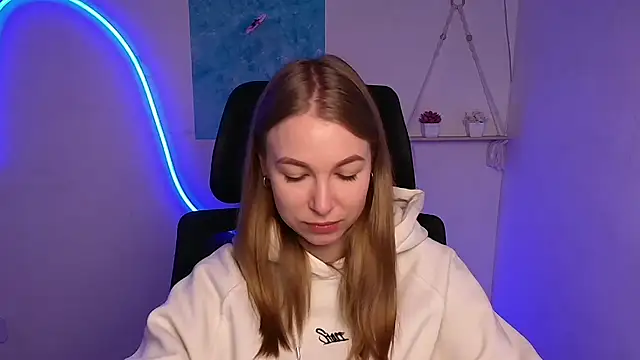 Snapshot of Dana_flowers chatting on 10-18-25, 05:10 Dana flowers online show from 10-18-25, 05:10