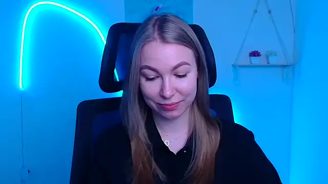 Snapshot of Dana_flowers chatting on 12-17-25, 06:30 Dana flowers online show from 12-17-25, 06:30