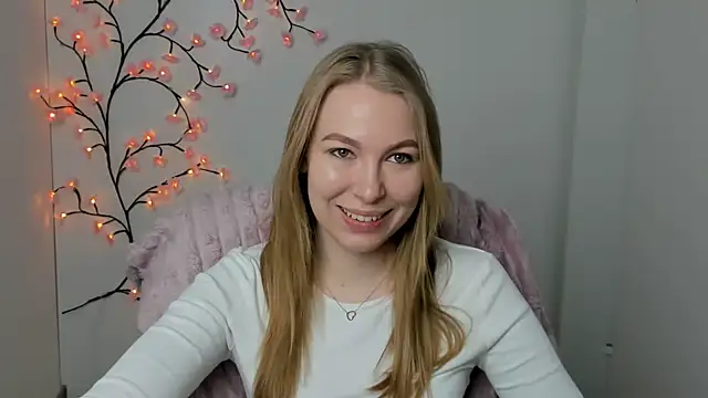 Snapshot of Dana_flowers chatting on 12-18-25, 06:41 Dana flowers online show from 12-18-25, 06:41