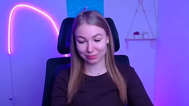 Snapshot of Dana_flowers chatting on 12-20-25, 06:31 Dana flowers online show from 12-20-25, 06:31