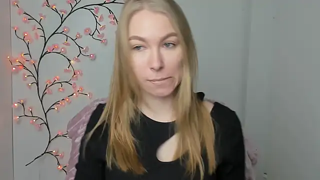 Snapshot of Dana_flowers chatting on 12-22-25, 06:10 Dana flowers online show from 12-22-25, 06:10