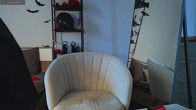 Bella  Faith online show from 10-31-25, 09:10